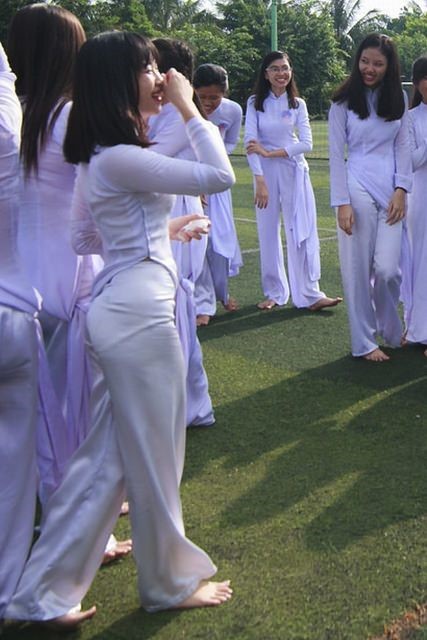 白いアオザイを着たベトナム人女子学生の集団